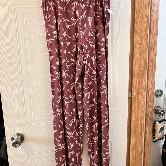 NWT Alfani two piece Elegant Maroon and White Patterned Loungewear With pockets - Picture 5 of 9
